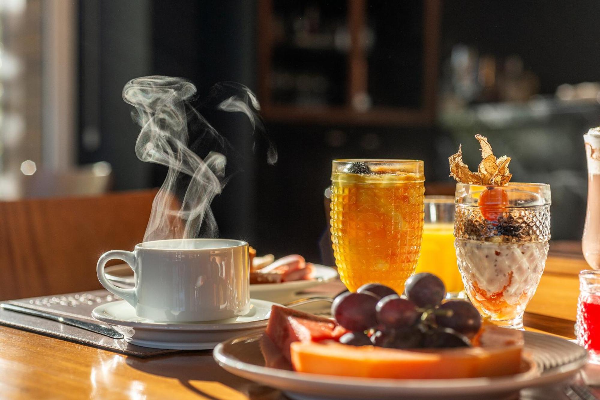 Hotel Laghetto Stilo Borges Γκραμάντο Εξωτερικό φωτογραφία A breakfast with coffee, fruit, and orange juice