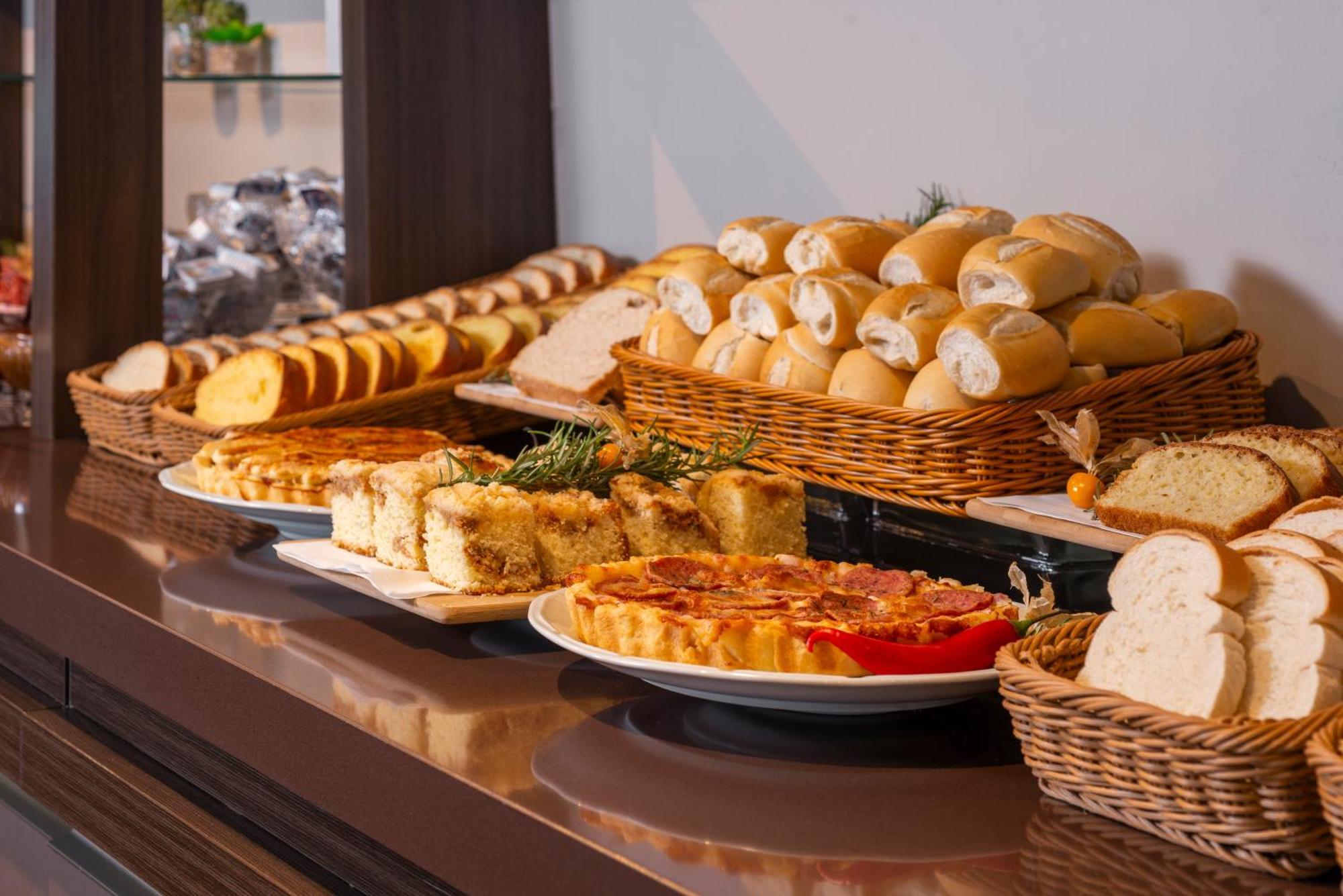 Hotel Laghetto Stilo Borges Γκραμάντο Εξωτερικό φωτογραφία A selection of Spanish tapas